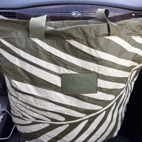 Shade Day Tripper Water Resistant Tyvek® Tote Aloha Collection Featuring a pack - Picture 1 of 6